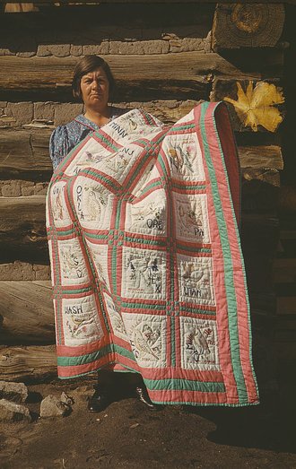 Mrs. Bill Stagg with state quilt in Pie Town, New Mexico, October 1940.
